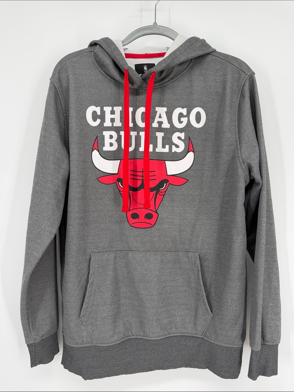 Fanatics Chicago Bulls Hoodie Sweatshirt Men’s Size Medium Bull Logo Gray & Red